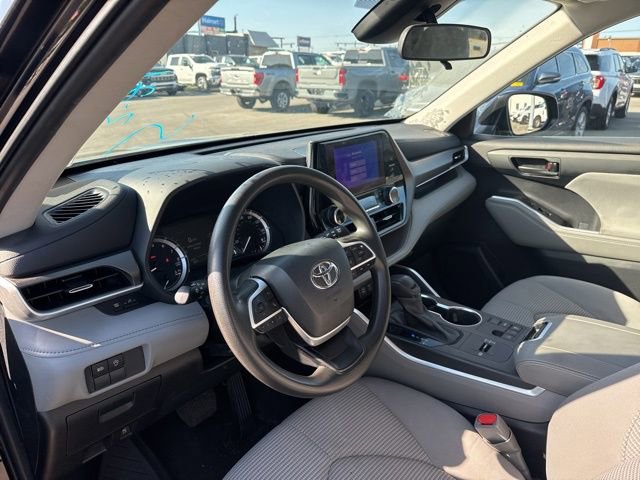 Used 2023 Toyota Highlander L FWD image 11