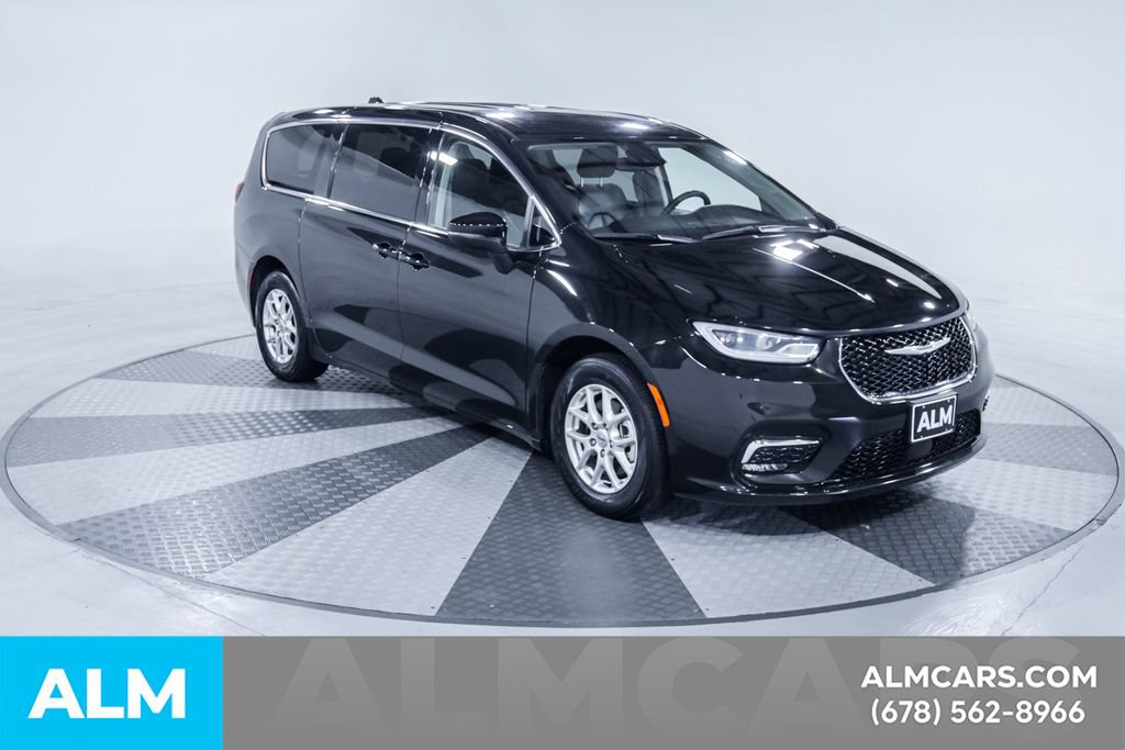 Used 2023 Chrysler Pacifica Touring-L FWD image 14