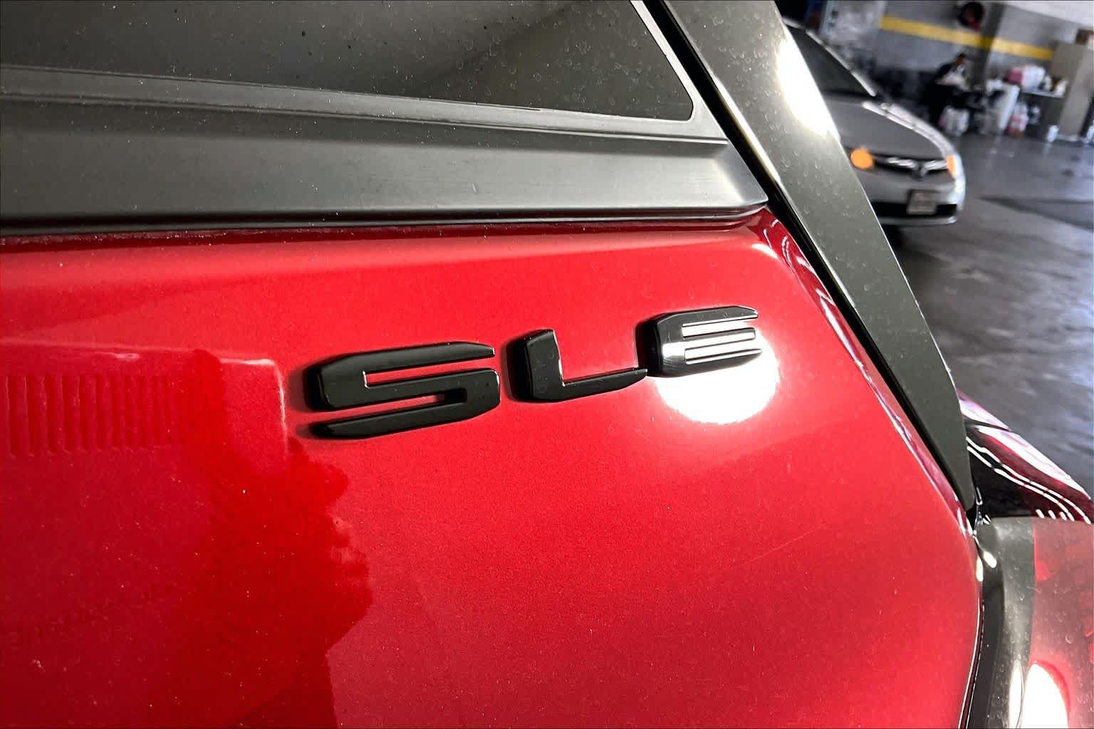 Used 2024 GMC Terrain SLE w/ Driver Convenience Package FWD image 10
