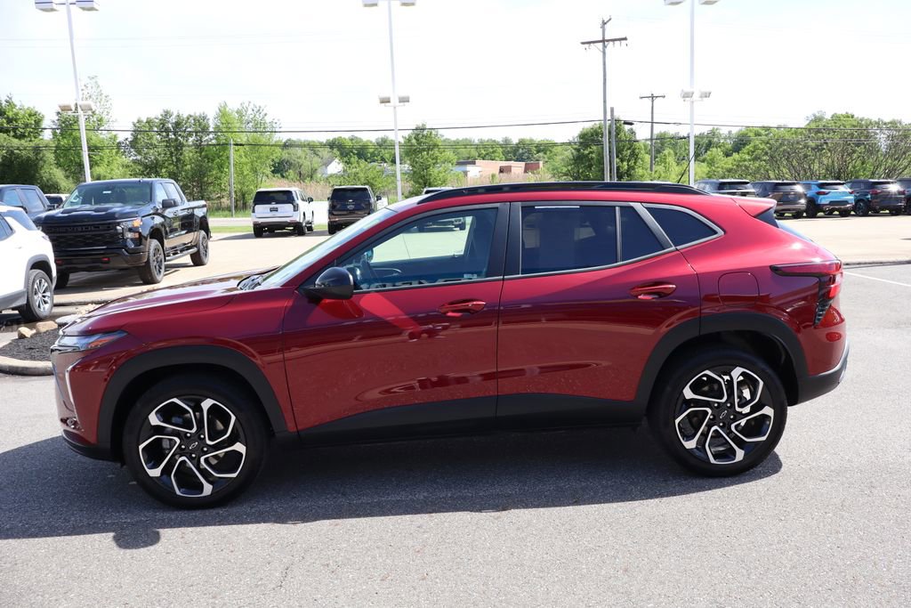 Used 2025 Chevrolet Trax RS w/ Sunroof Package FWD image 28