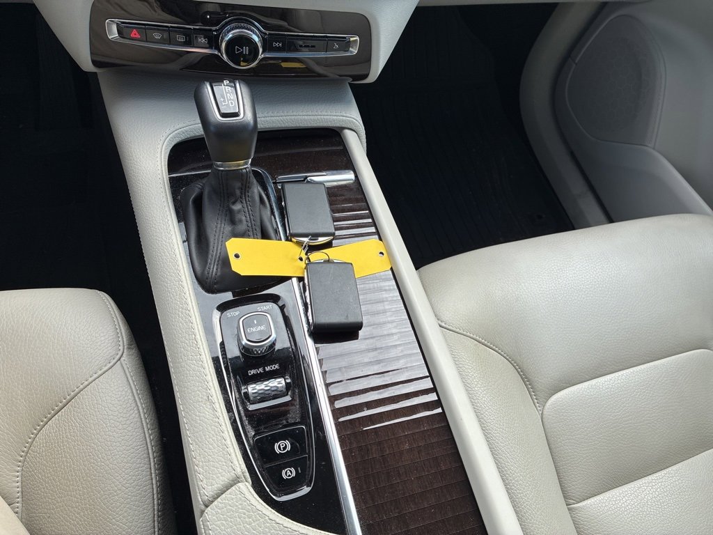 Used 2017 Volvo XC90 T6 Momentum w/ Vision Package image 20