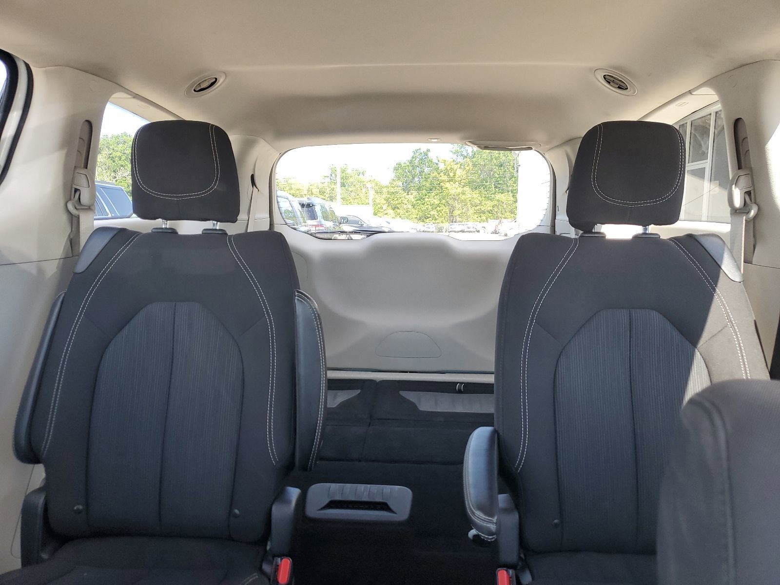 Used 2023 Chrysler Voyager LX image 17