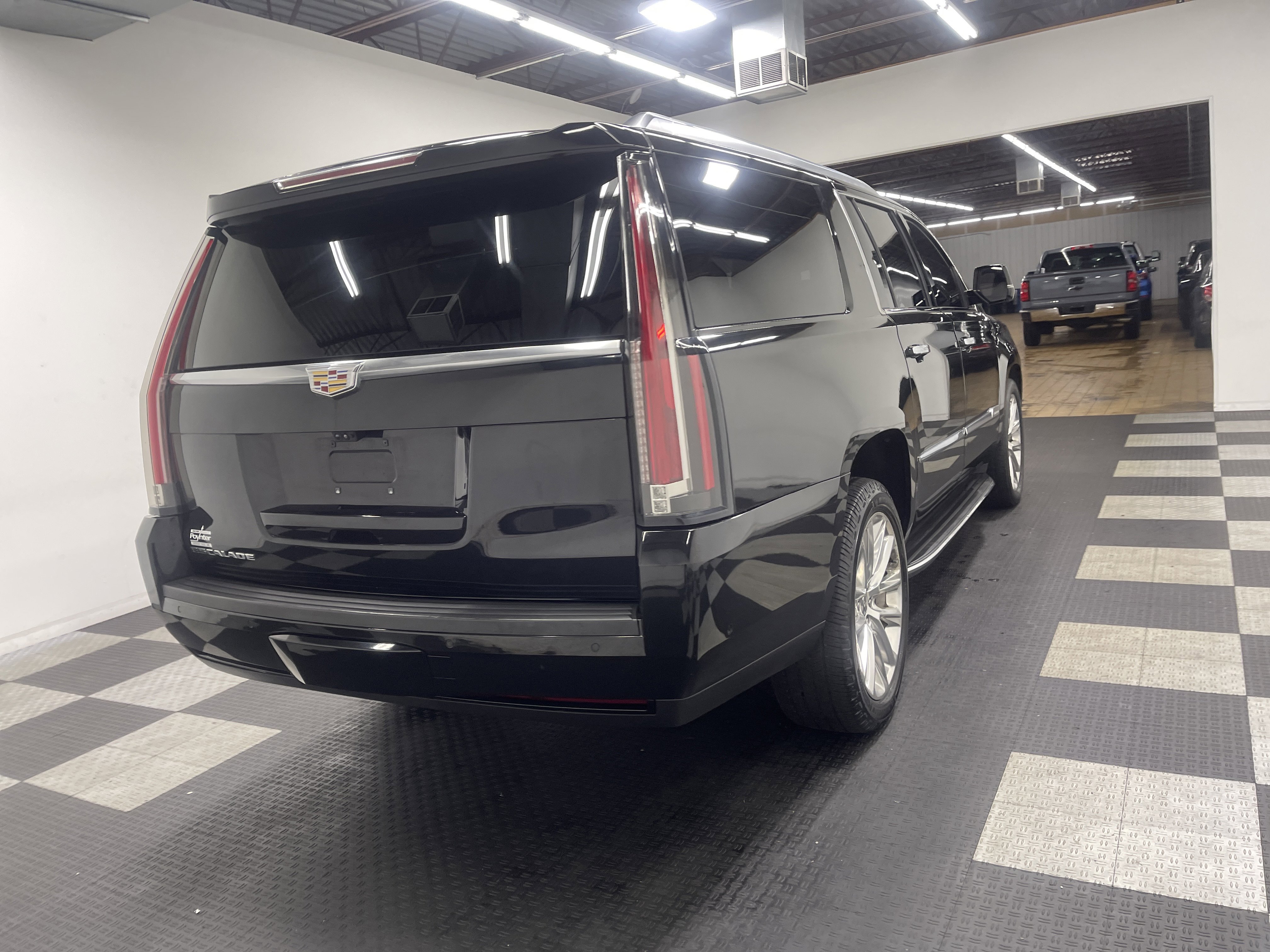 Used 2017 Cadillac Escalade ESV Premium Luxury image 5