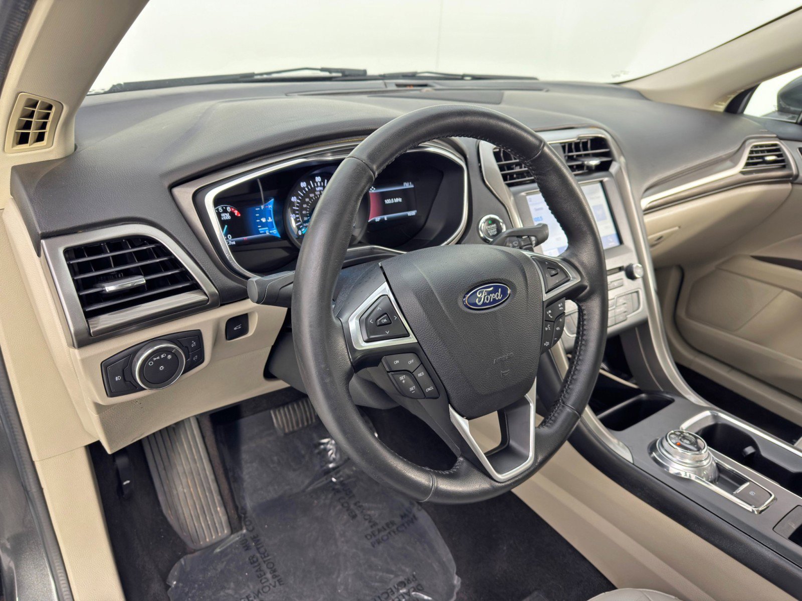 Used 2017 Ford Fusion SE w/ Fusion SE Technology Package image 13