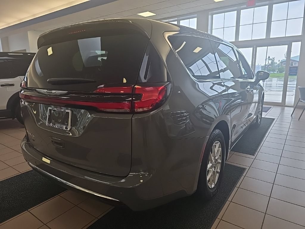 Used 2025 Chrysler Pacifica Select FWD image 7