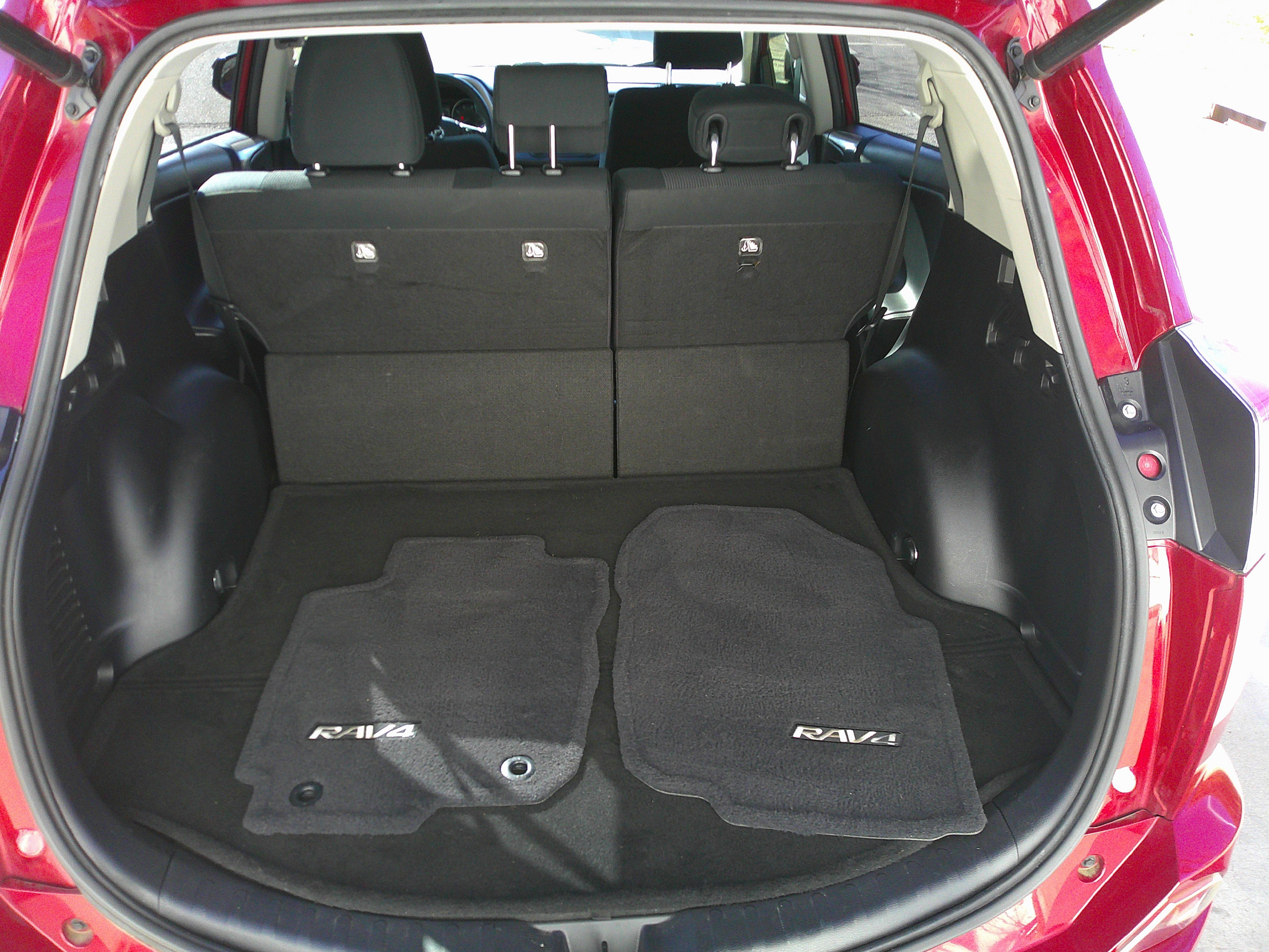 Used 2018 Toyota RAV4 XLE image 32