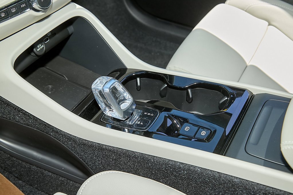 New 2025 Volvo XC40 B5 Plus w/ Protection Package Premier image 15