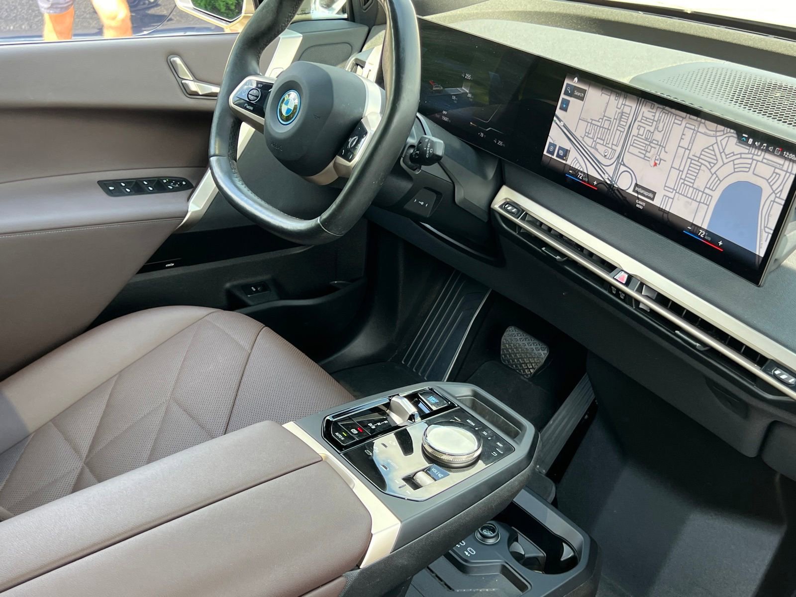 Used 2023 BMW iX xDrive50 w/ Sport Package AWD/4WD image 16