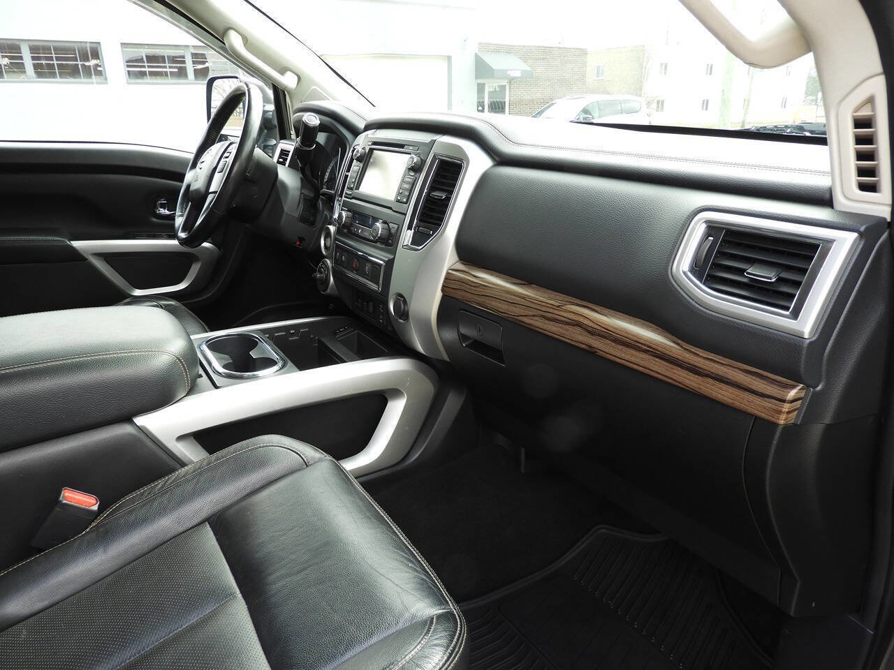 Used 2018 Nissan Titan SL w/ Chrome Package image 31