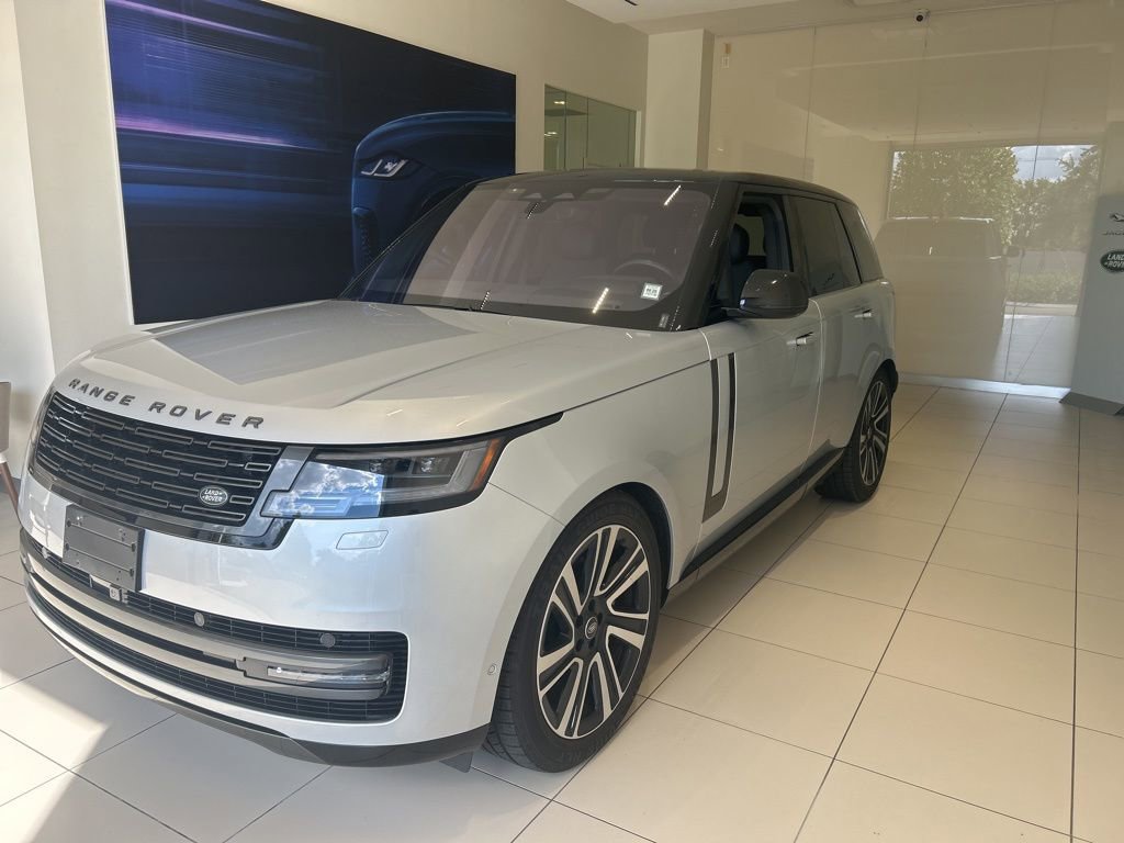 Used 2023 Land Rover Range Rover SE image 1