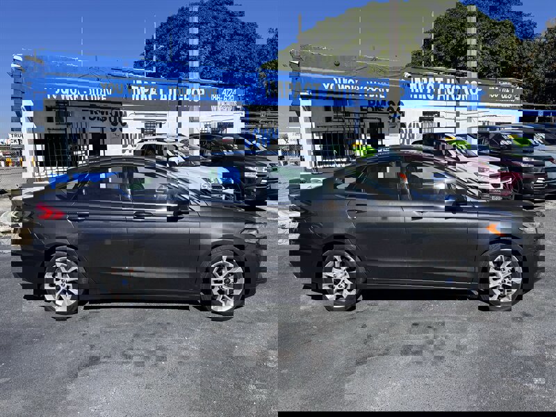 Used 2019 Ford Fusion SE image 4