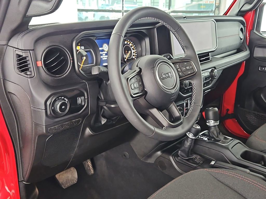 Used 2025 Jeep Wrangler Unlimited Rubicon image 16