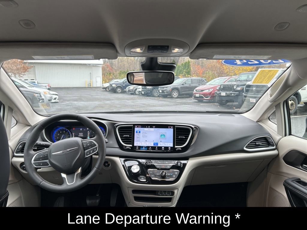Used 2024 Chrysler Pacifica Touring-L image 8