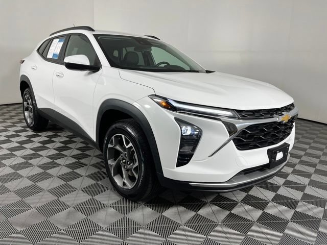 Used 2024 Chevrolet Trax LT w/ Driver Confidence Package FWD image 3