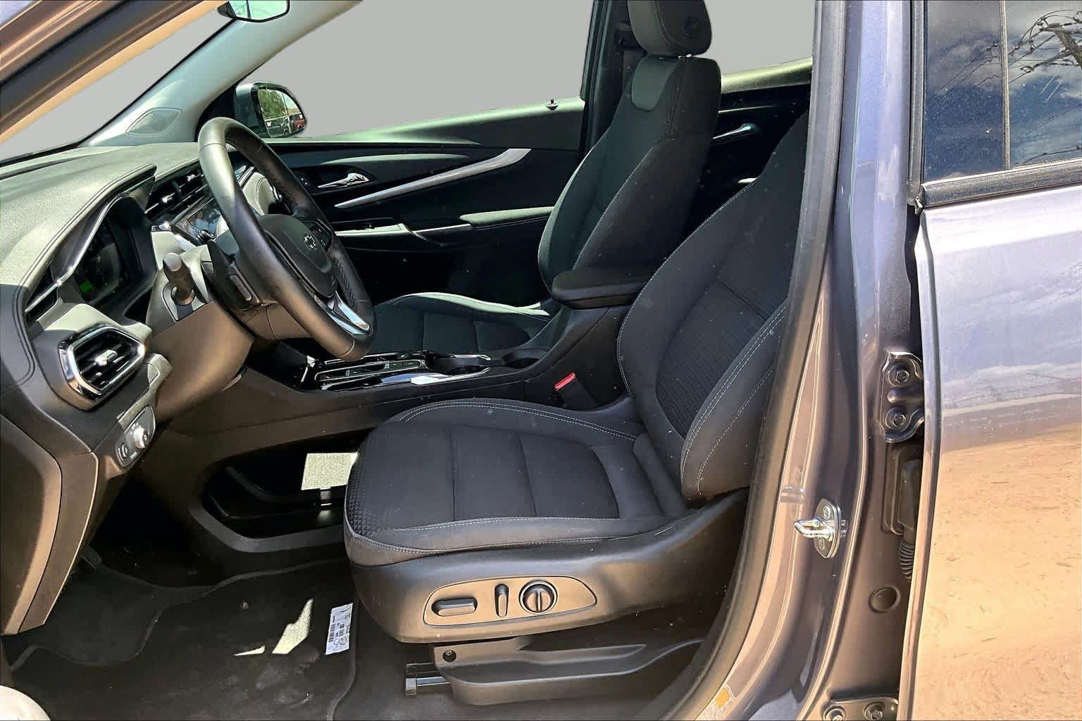 Used 2022 Chevrolet Bolt EUV LT w/ Comfort Package FWD image 9