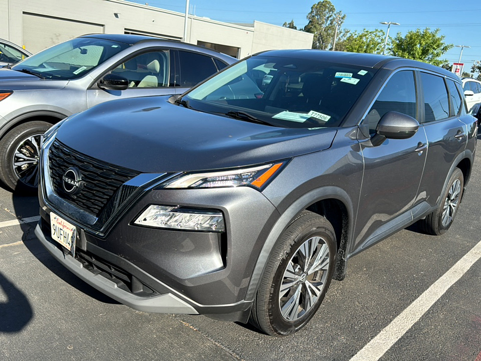 Used 2022 Nissan Rogue SV FWD image 1