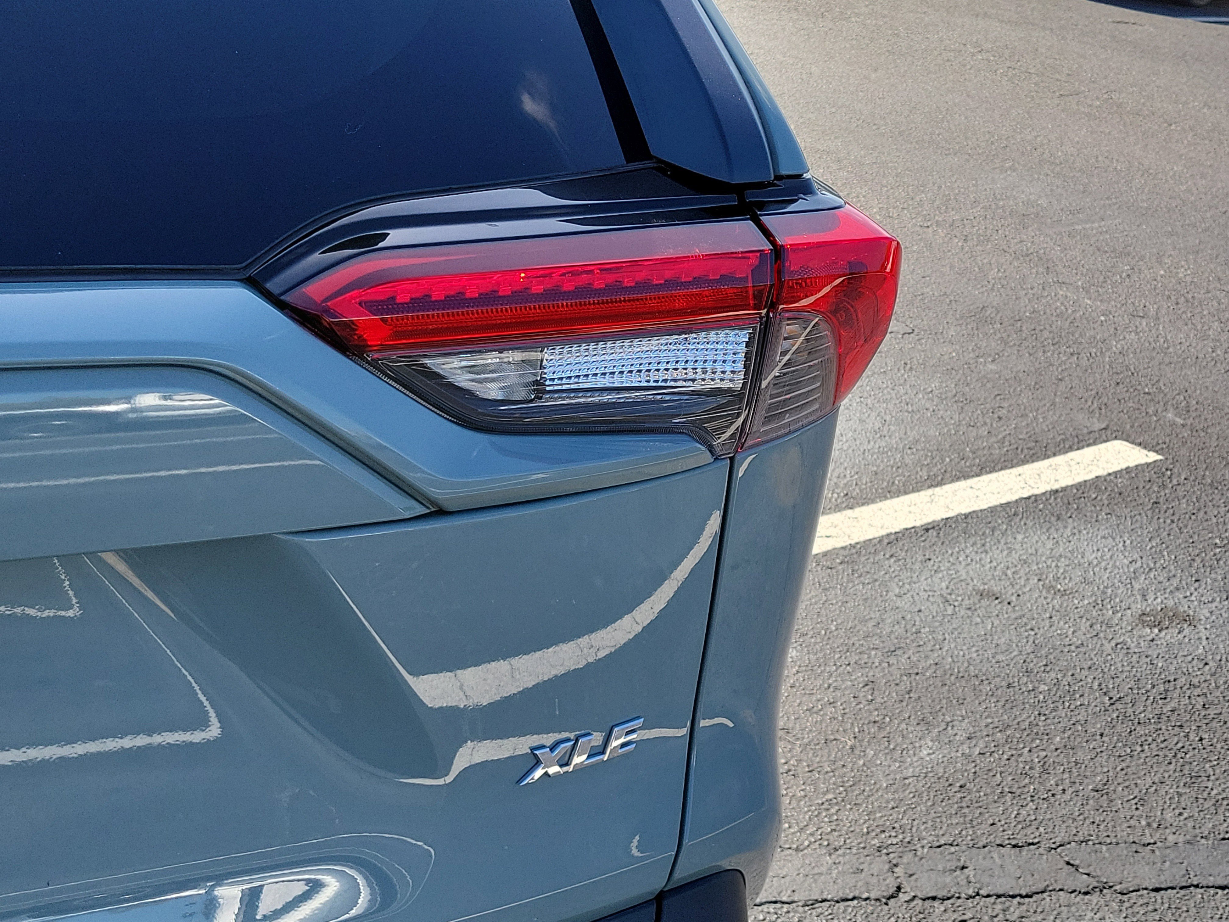 Used 2022 Toyota RAV4 XLE Premium image 11