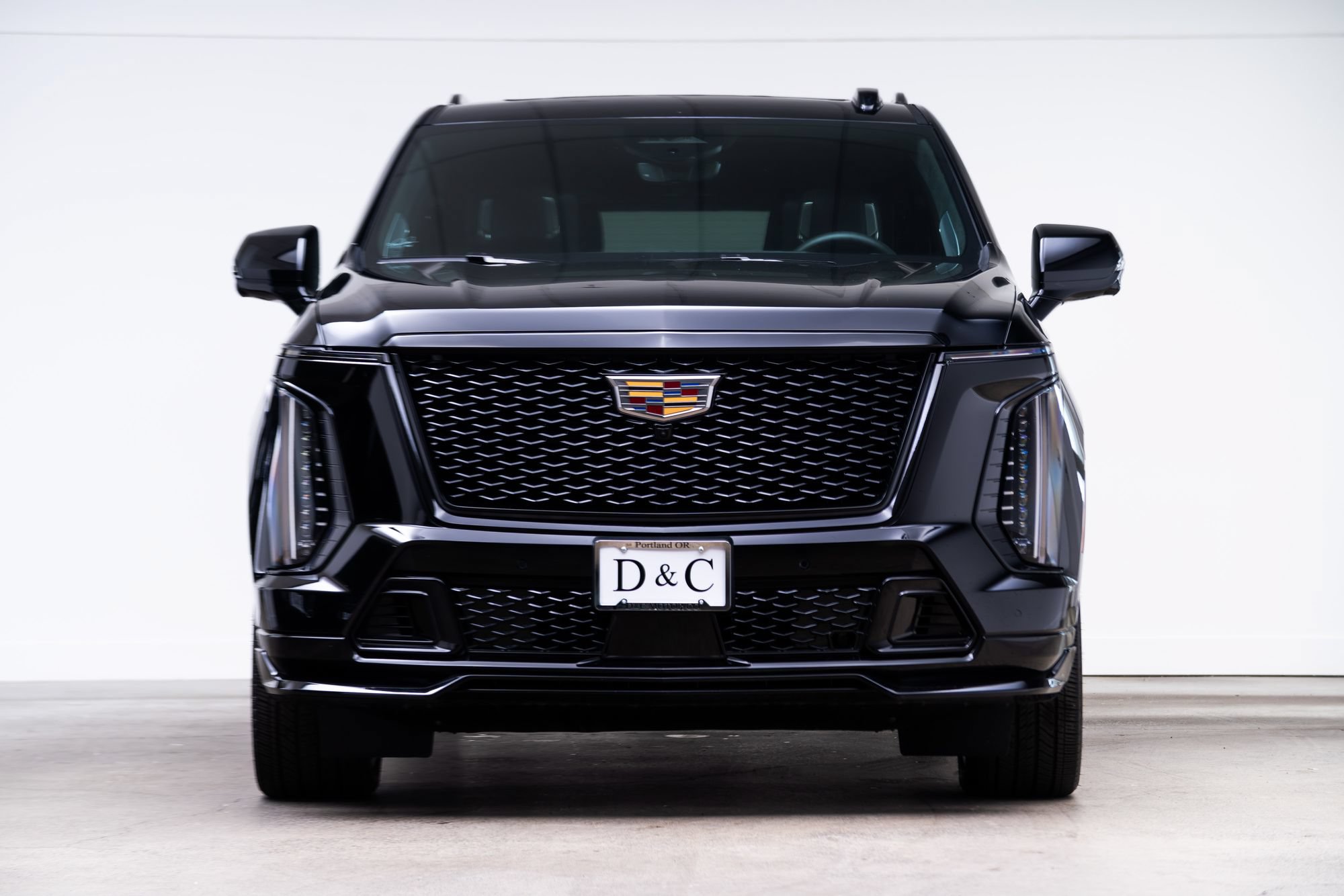 Used 2025 Cadillac Escalade ESV V AWD/4WD image 2