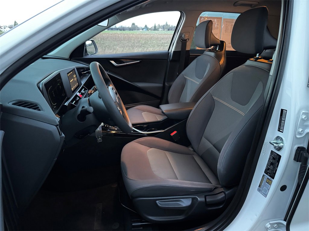 Used 2023 Kia Niro LX image 9