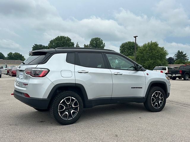 Used 2025 Jeep Compass Trailhawk AWD/4WD image 6