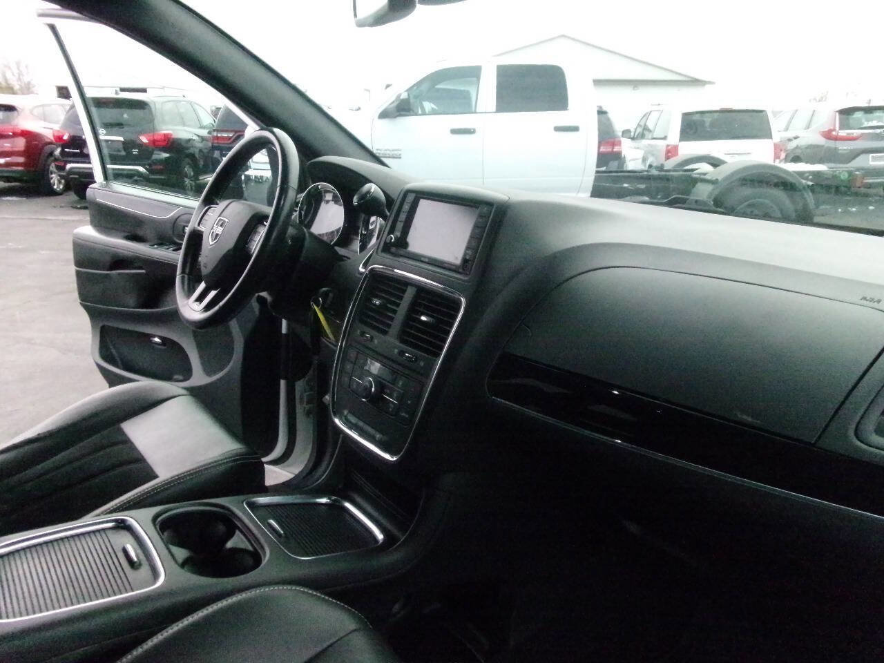 Used 2018 Dodge Grand Caravan SXT w/ Driver Convenience Group image 27
