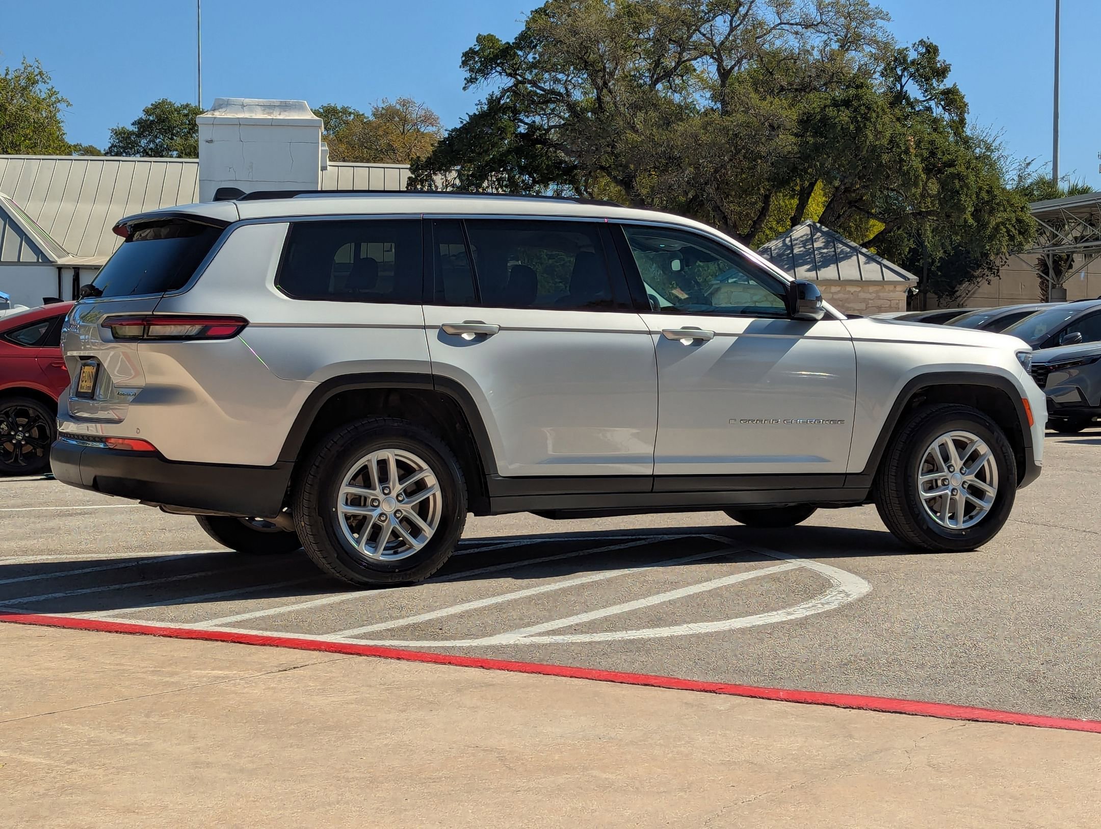 Used 2023 Jeep Grand Cherokee L Laredo image 4