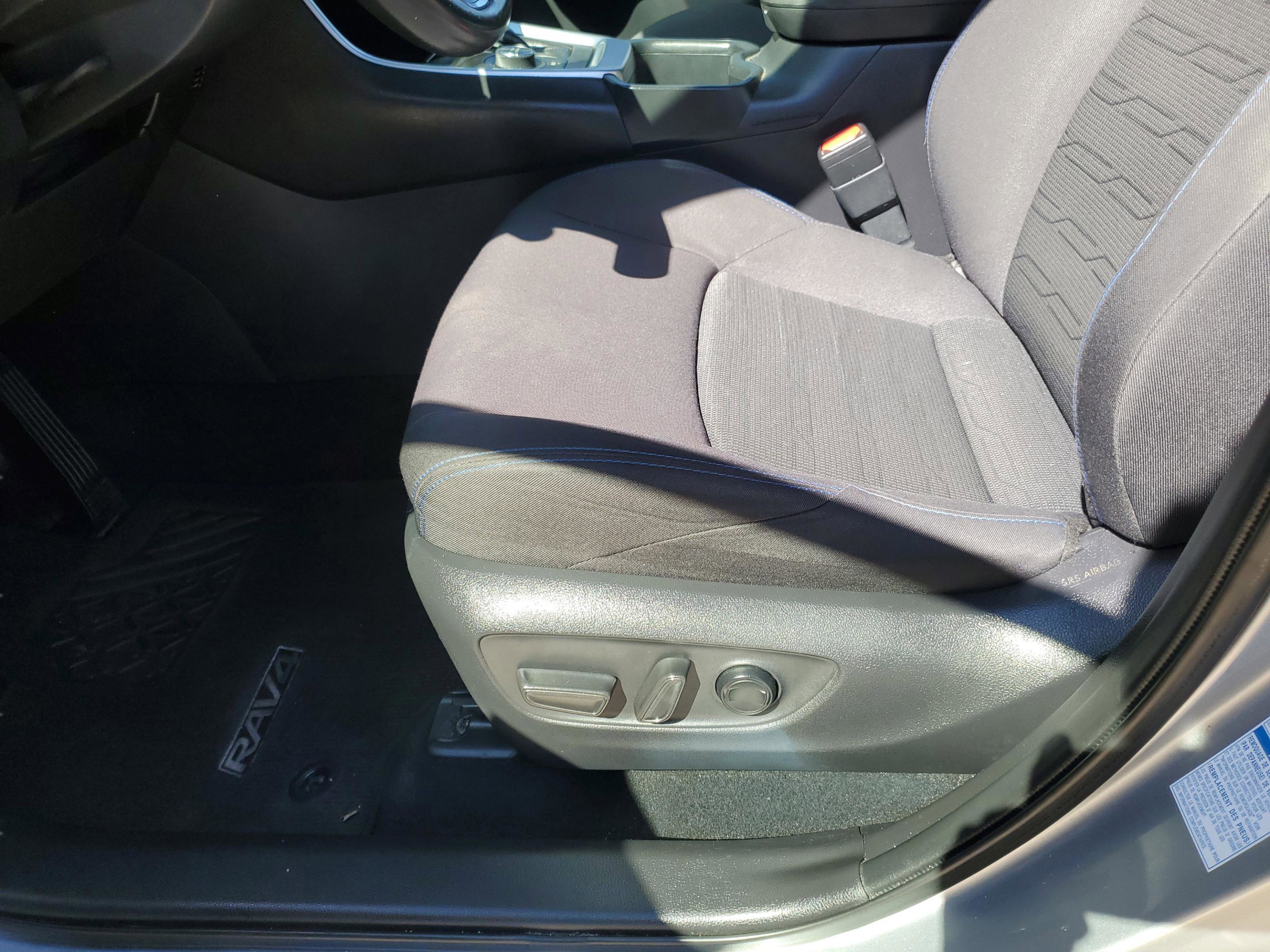 Used 2022 Toyota RAV4 SE image 13