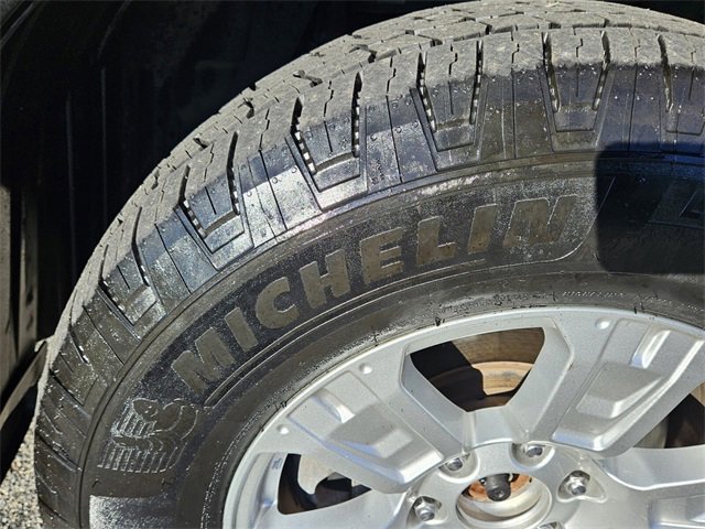 Used 2019 Nissan Titan SV image 16