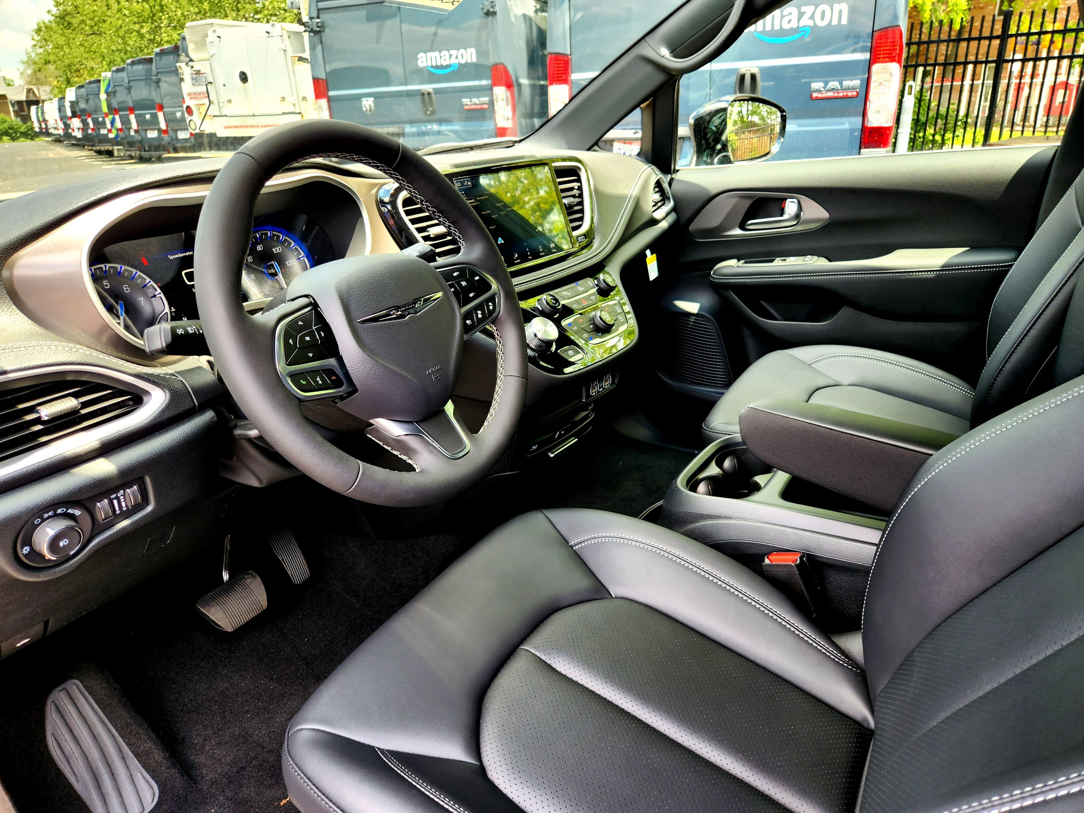 New 2025 Chrysler Pacifica Select w/ Uconnect Theater Family Group image 21