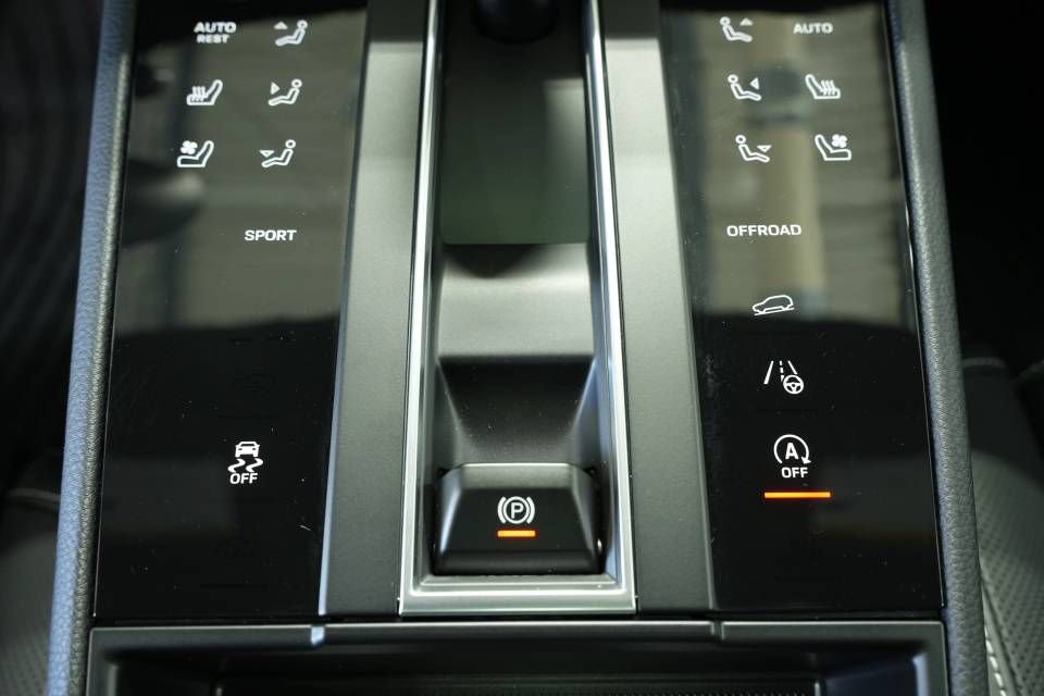 Certified 2025 Porsche Macan AWD/4WD image 22