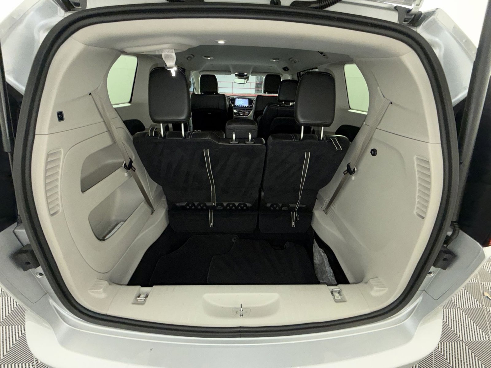 Used 2024 Chrysler Pacifica Touring-L image 25