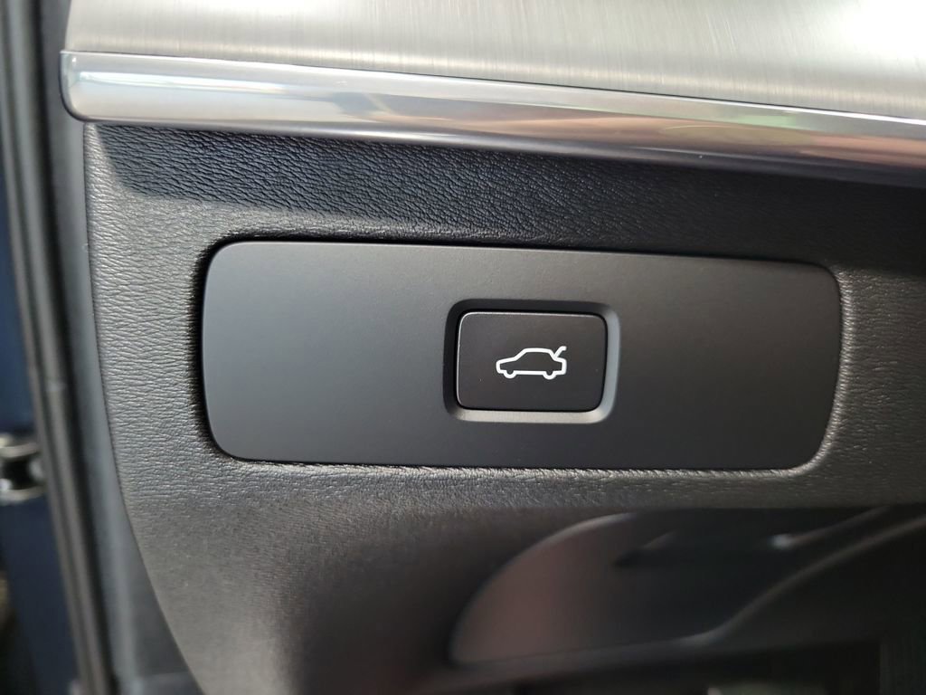 Used 2025 Volvo XC90 B5 Core image 63