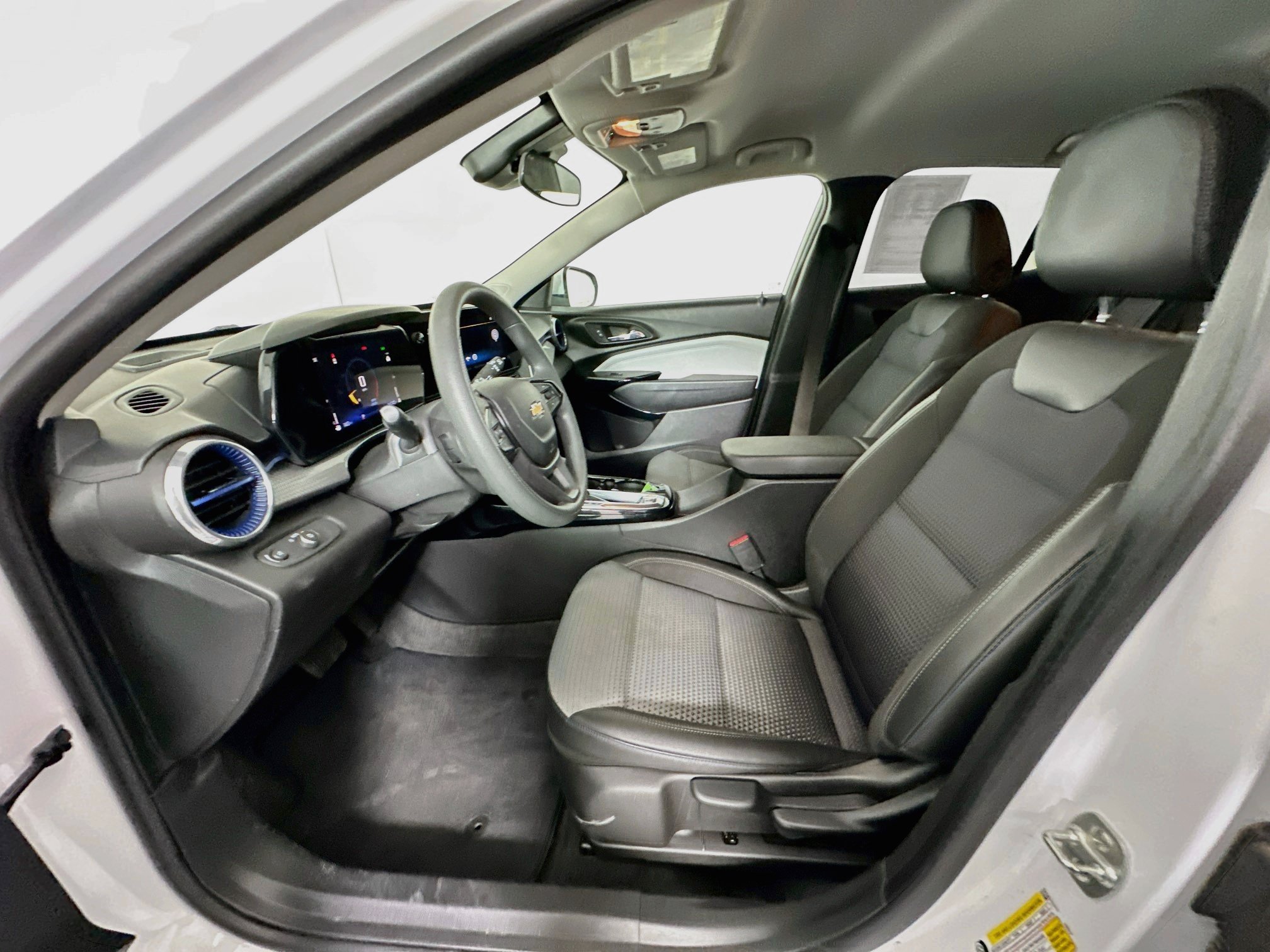 Used 2025 Chevrolet Trax LT FWD image 13