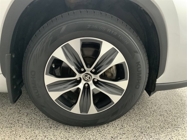 Used 2022 Toyota Highlander XLE AWD/4WD image 14