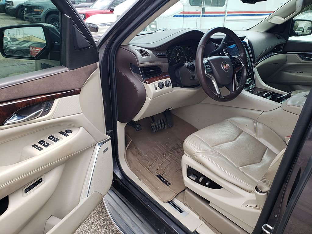 Used 2015 Cadillac Escalade Luxury image 6