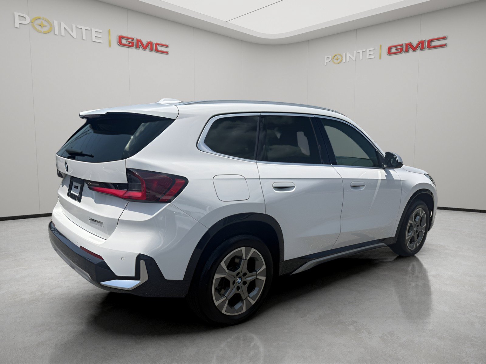 Used 2023 BMW X1 xDrive28i w/ Premium Package AWD/4WD image 4