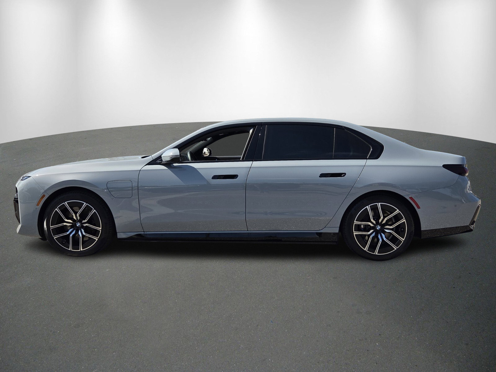 New 2026 BMW 750e xDrive w/ Executive Package image 4