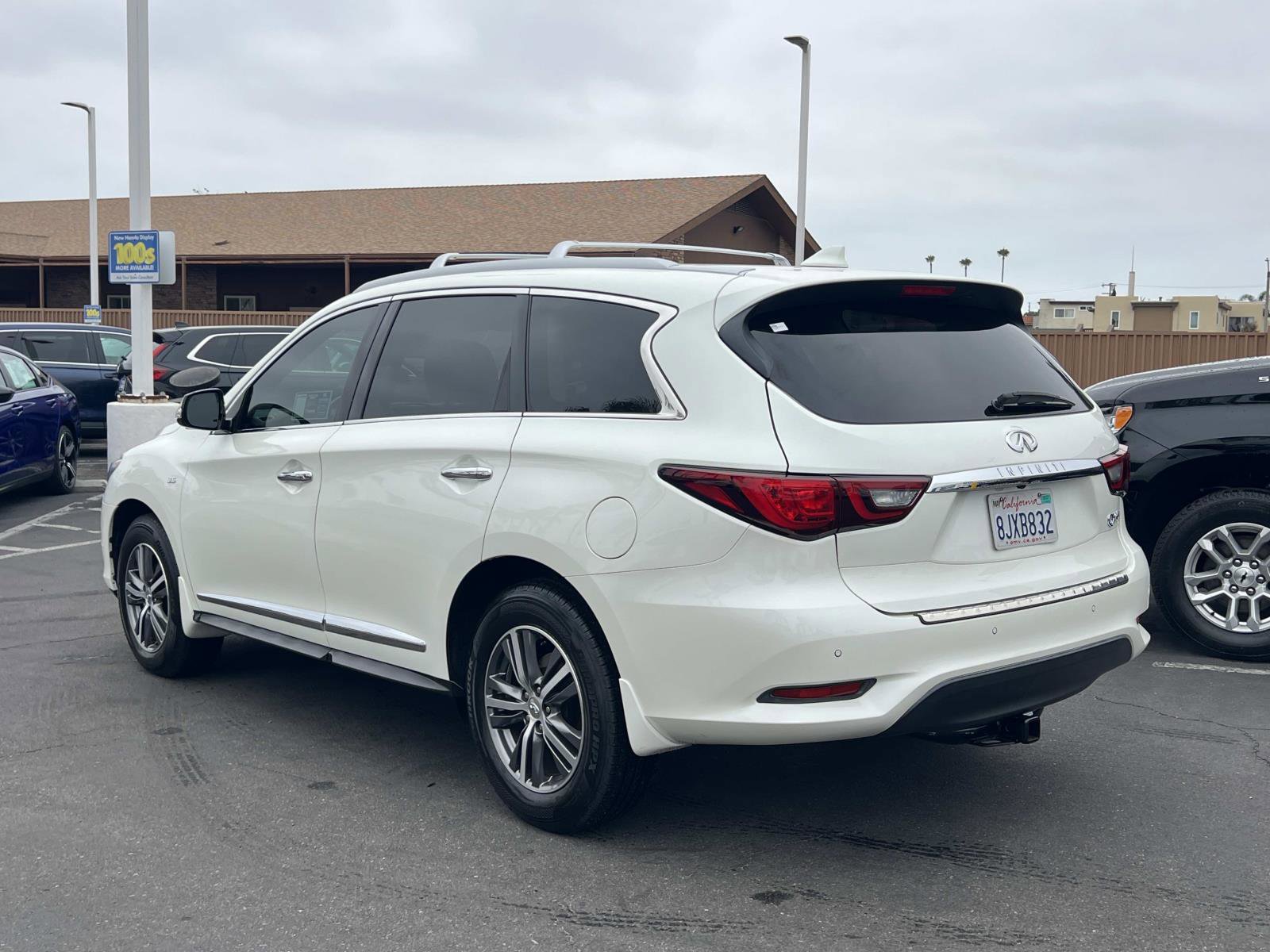 Used 2019 INFINITI QX60 Luxe w/ Essential Package FWD image 3