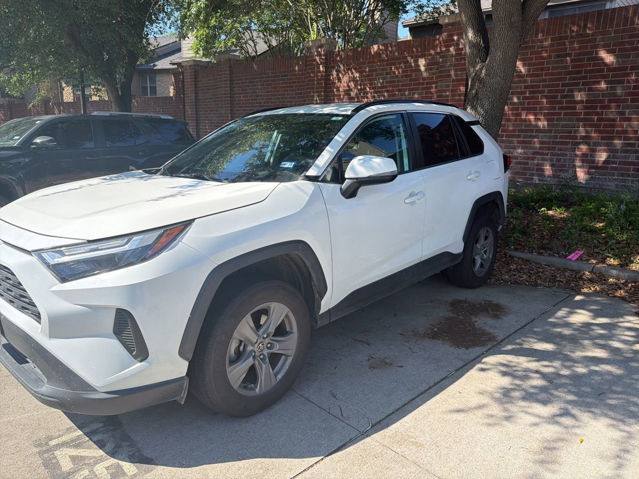 Used 2022 Toyota RAV4 XLE FWD image 1
