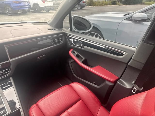 Used 2024 Porsche Macan AWD/4WD image 17
