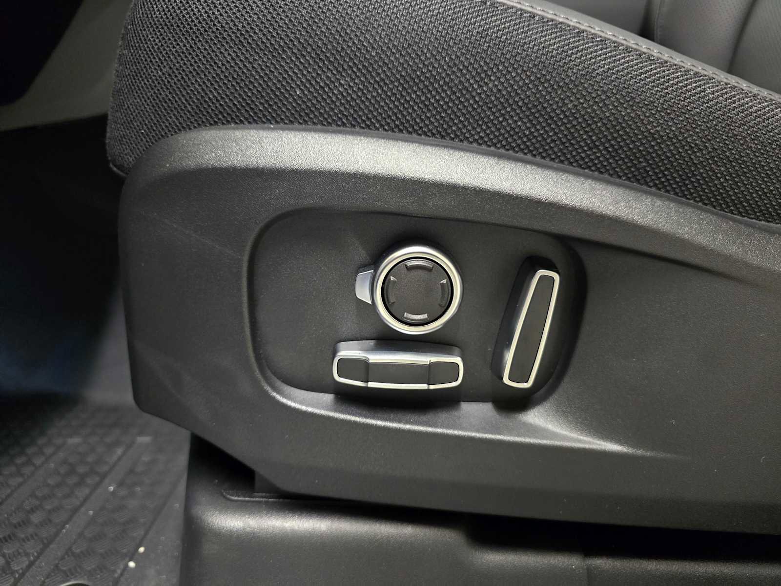 New 2026 Land Rover Defender 130 V8 image 27