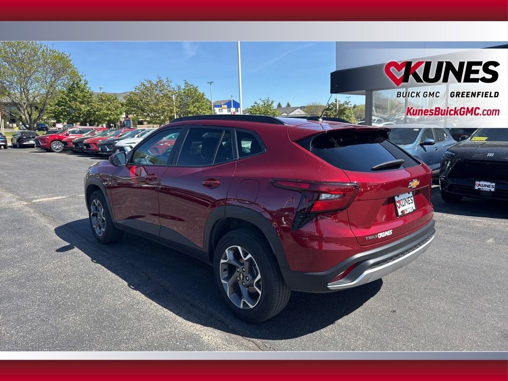 Used 2025 Chevrolet Trax LT FWD image 9