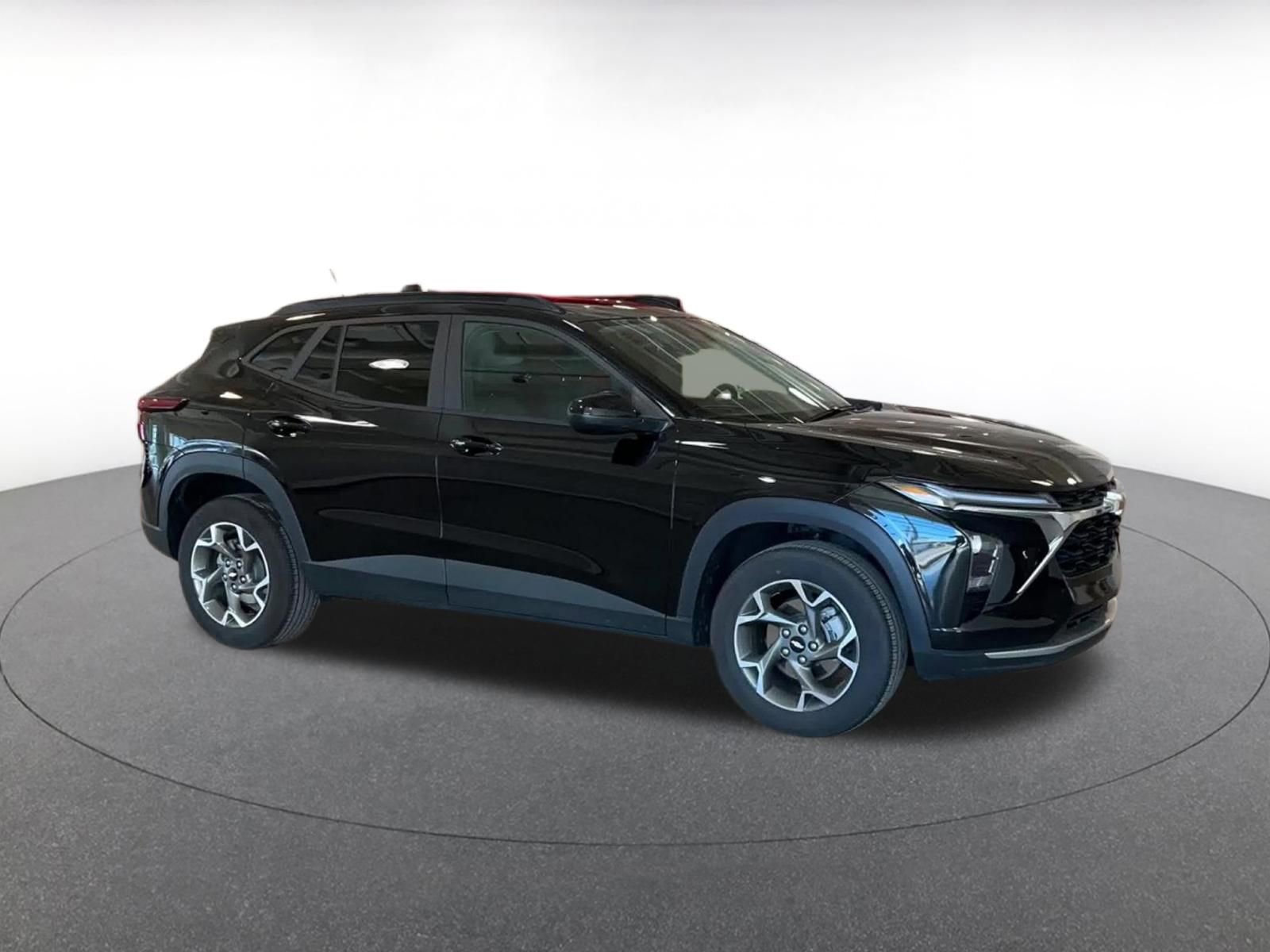 Used 2025 Chevrolet Trax LT w/ LT Convenience Package FWD image 2