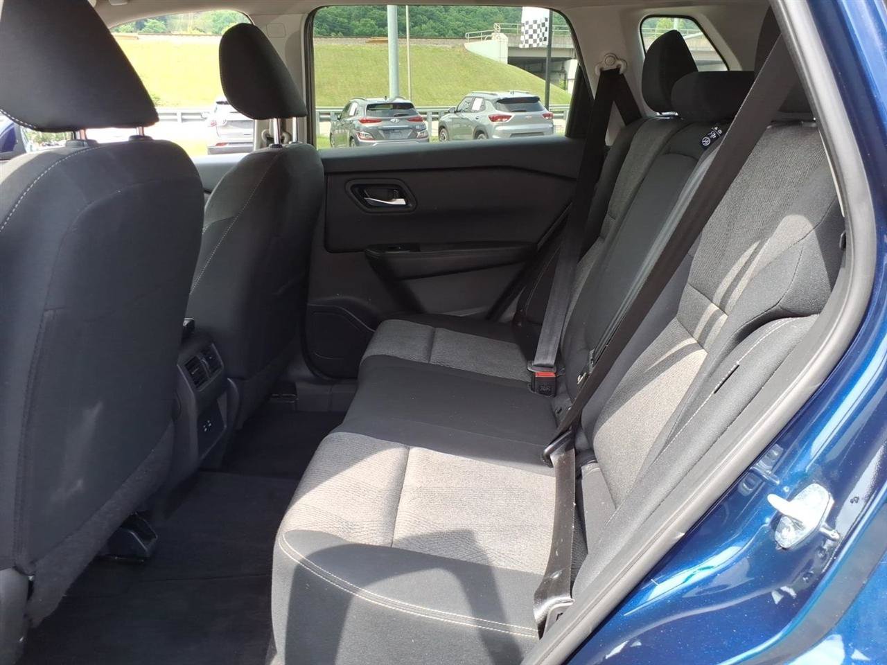Used 2024 Nissan Rogue SV FWD image 8
