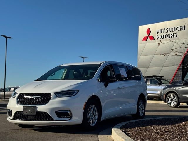 Used 2024 Chrysler Pacifica Touring-L image 7