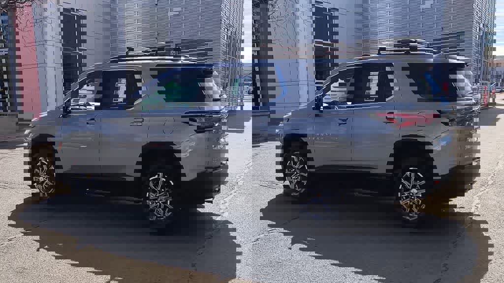 Used 2023 Chevrolet Traverse LT w/ Rear Camera Mirror Package image 6