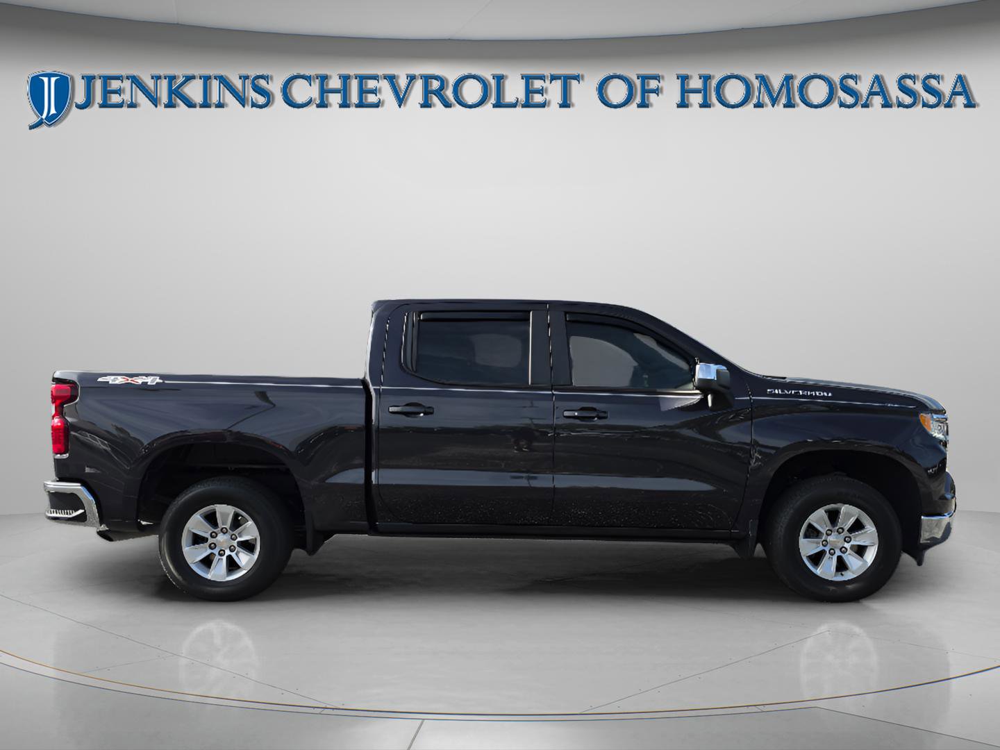 Used 2024 Chevrolet Silverado 1500 LT image 2