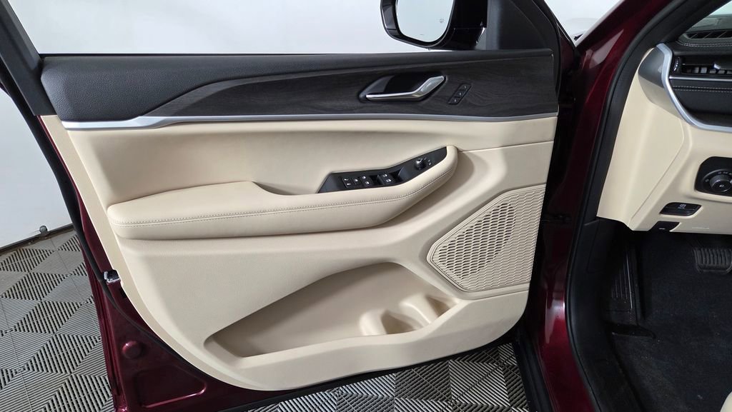 New 2025 Jeep Grand Cherokee Limited image 13