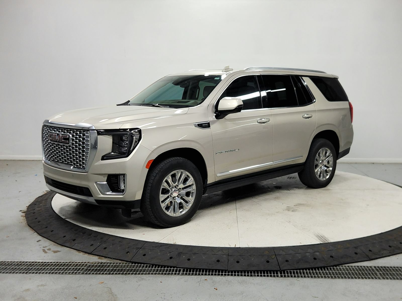 Used 2023 GMC Yukon Denali RWD image 4