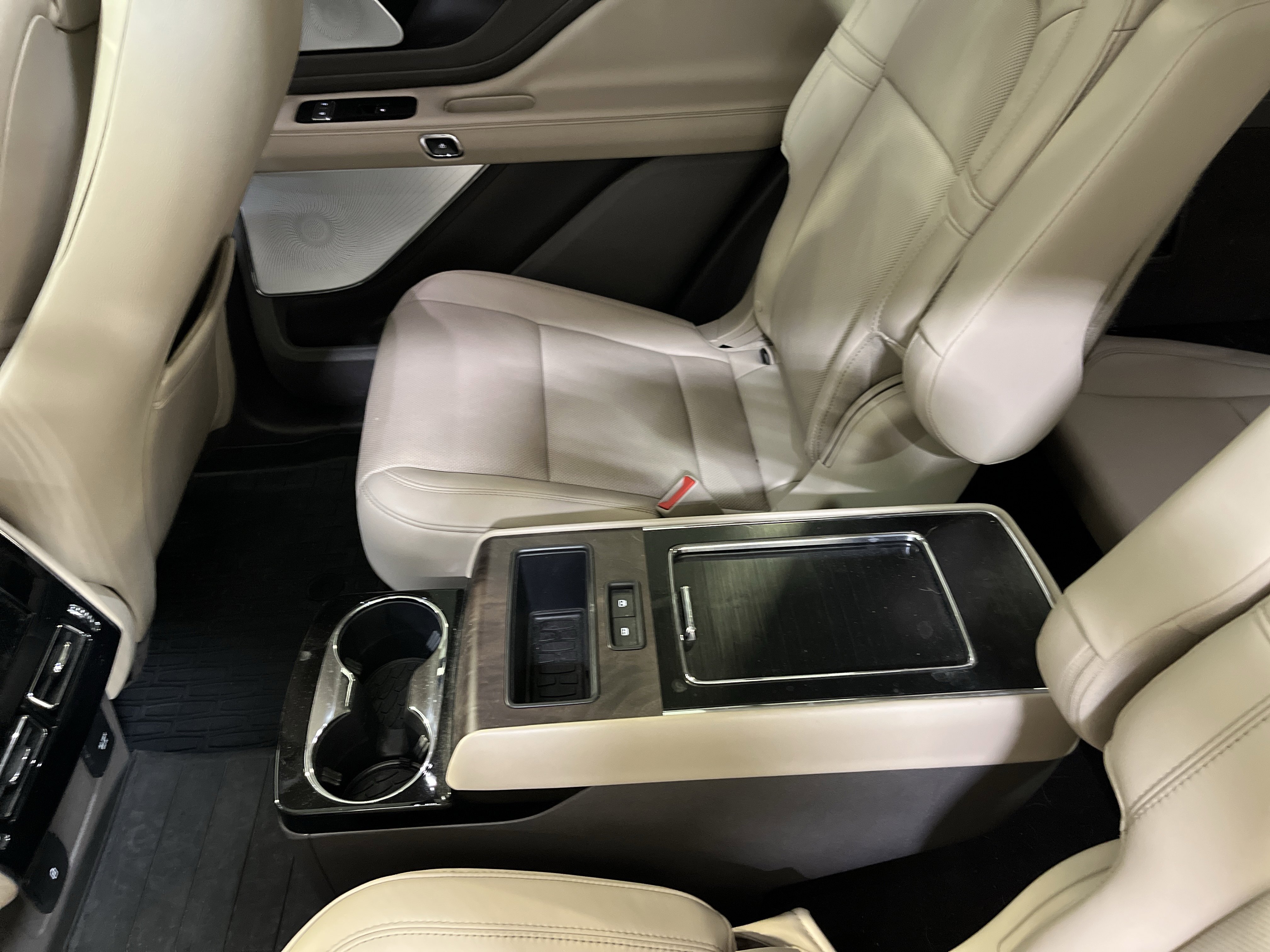 Used 2020 Lincoln Aviator Reserve w/ Equipment Group 202A image 9